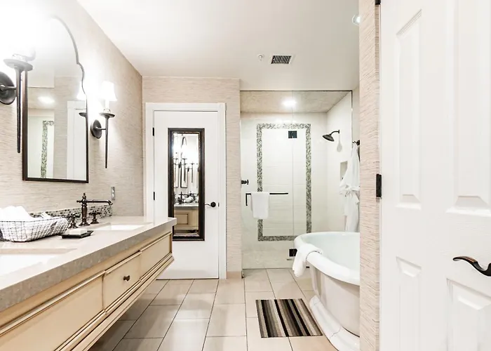 Hotel with Tennis: The Chateau At Lake La Quinta