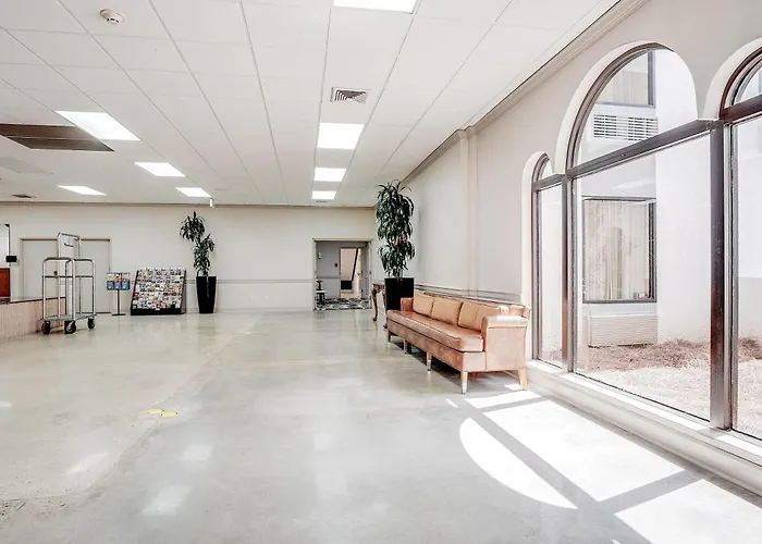 Pet Friendly hotel: Cottonwood Suites Savannah Hotel & Conference Center