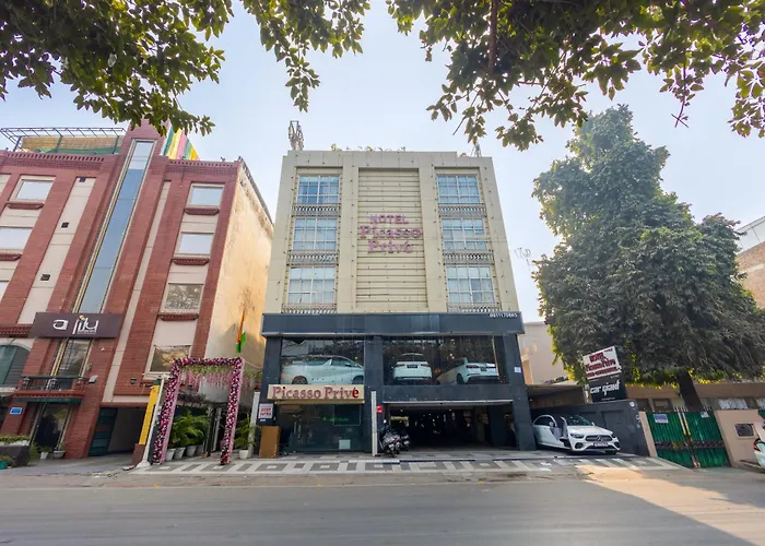 Picasso Prive Naraina Delhi - Couple Friendly Local Ids Accepted