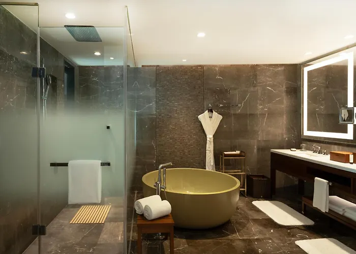 Jacuzzi hotel: Grand Hyatt Kochi Bolgatty