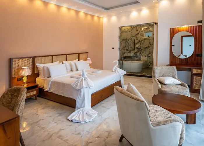 White Land City Hotel