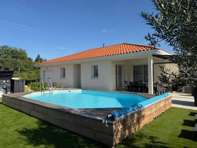 Maison MALOU 3 chambres, moins dd'un kilometre de toutes commodités, pistes cyclables devant l'entrée,a 10km de Bayonne, 6km Capbreton et 3,8km de la plage de Labenne