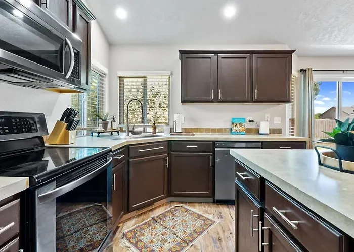 Southwestern Style 4 Bedroom Nampa Home Sleeps 16!
