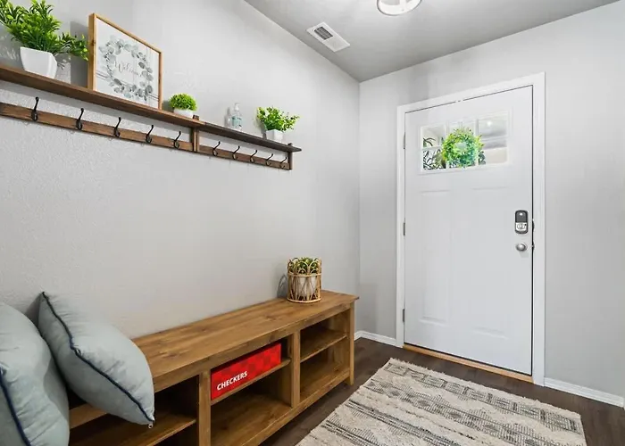 Spacious Cool Springs! Central Nampa 3 Bed