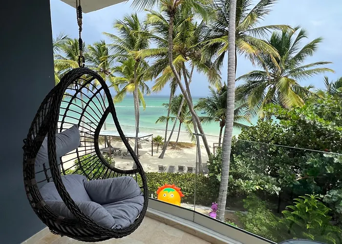 Private Room Overlooking The Beach