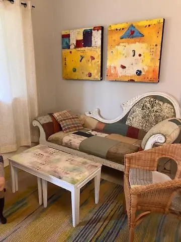 Cozy ,Artistic Cottage In A Garden Setting Close To The Beach And Hiking Trails.