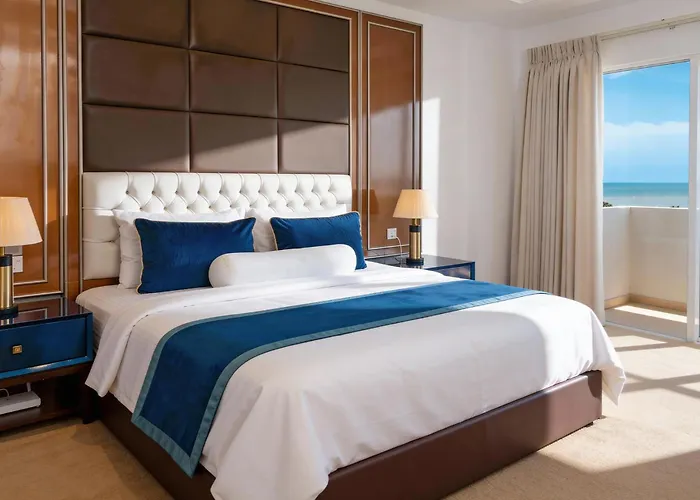 Hotel with pool: Corundum Breeze Negombo