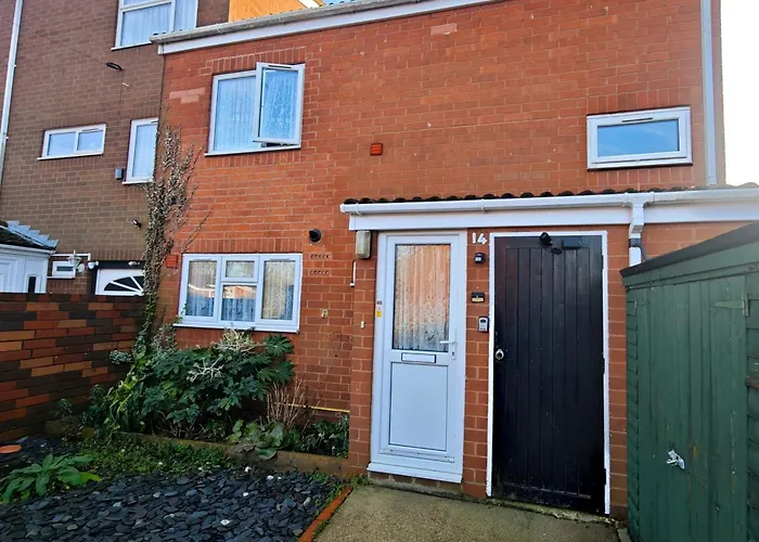 Spacious 3 Bedroom Home Ample Parking Near Shops