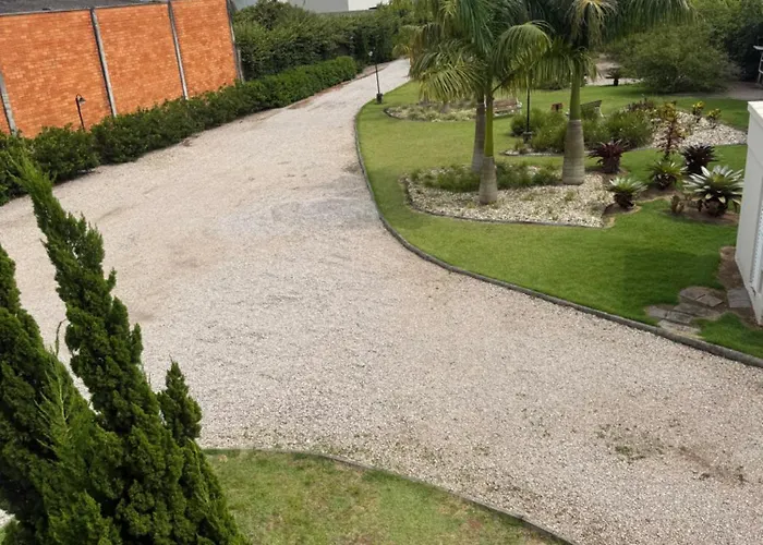 Sobrado com garagem e churrasqueira