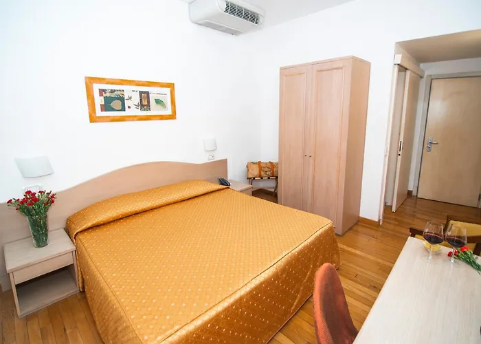 Hotel Con Piscina La Colonna