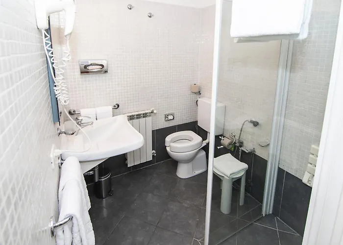 Hotel Con Piscina La Colonna