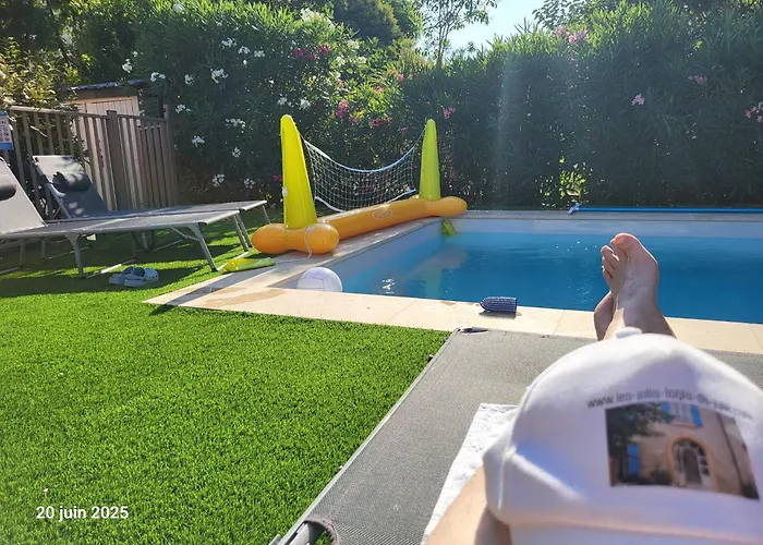 Gîte Coté Village - le cœur du village avec piscine