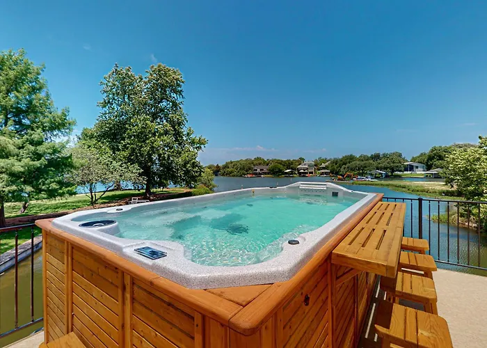 Luxurious Retreat On Lake Lbj: Pool, Hot Tub, Dock