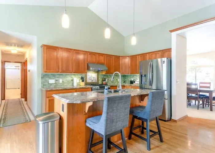 Family Home With Pool Table - Fall Weekly Savings