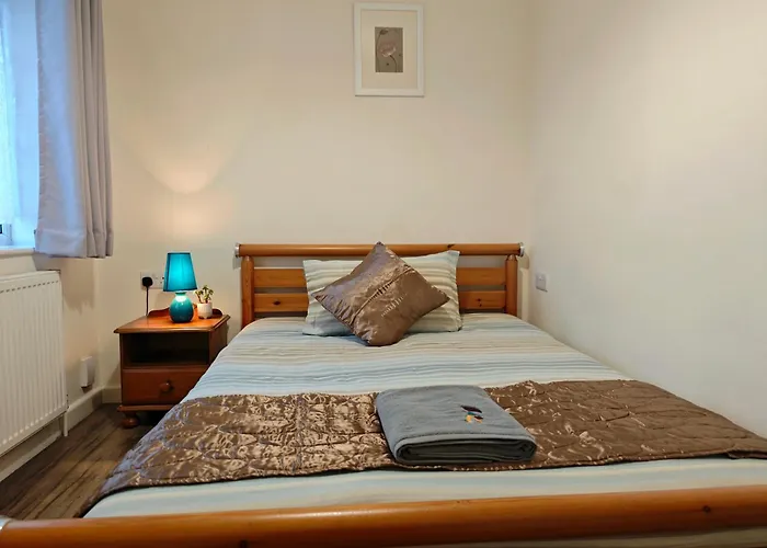 Spacious 3 Bedroom Home Ample Parking Near Shops
