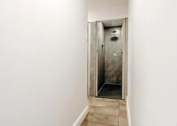 Hotels Close to Airport Eden Quay Guesthouse Private Rooms