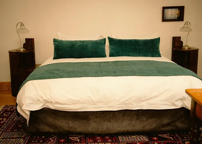 Airport Hotel: Fishbird Art Deco Villa