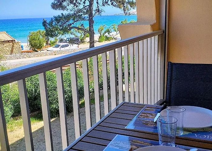 Studio standing classé meublé de tourisme avec terrasse vue mer les pieds dans l'eau à Algajola