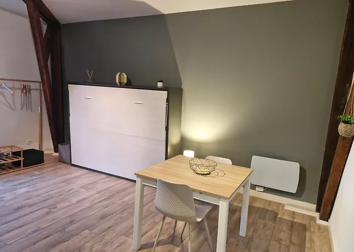 Au coeur des remparts, residence du château*