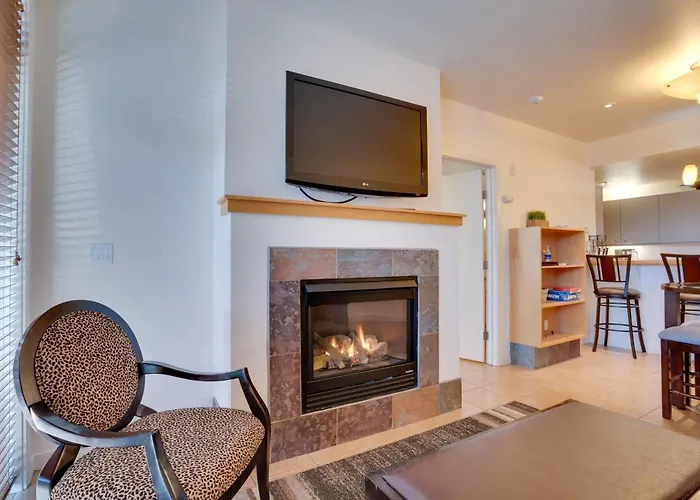 Resort-Style Condo W/ Lake Chelan & Mtn Views