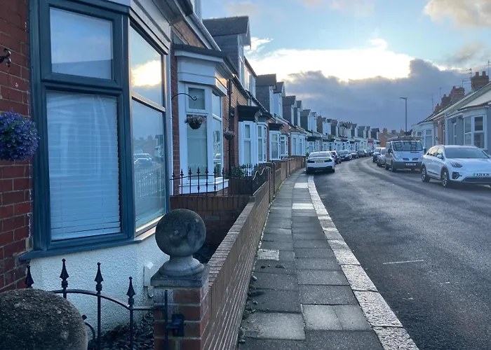No 7 - 3 Bed House, Parking, Walkable To City, Quiet Location