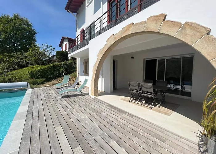 Charmant T3 avec piscine et parking dans maison basque - FR-1-239-927