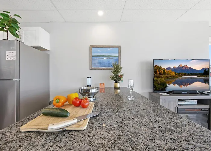 Riverside Retreat-Waterfront Walkout Apartment