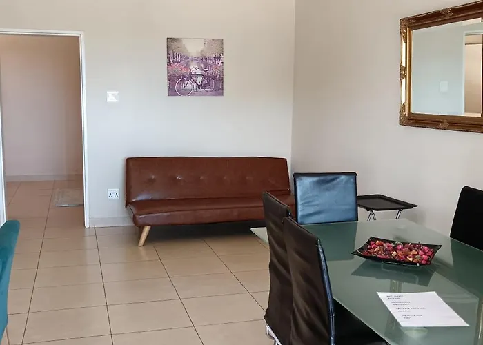 Lovely 2-Bedroom Apartment With Free Parking On Premises