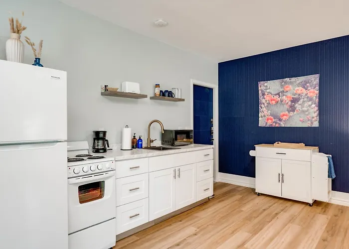 Lake View Apartment With Kitchen - On 3 Acres Adjacent Shared Walls With Main House