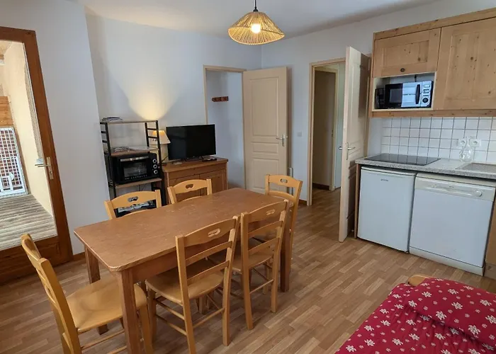 Appartement 3 pieces 6 personnes, 2 chambres, avec piscine l'été et au pied des pistes l'hiver