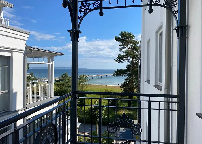 Villa Strandblick in Binz, FeWo direkt am Strand mit Balkon und seitlichem Meerblick