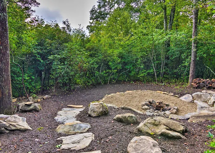 Couples' Treehouse Retreat W/ Hot Tub & Views