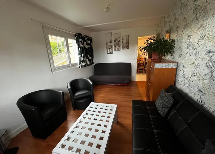 Logement neuf en face de la forêt. Accès cour.