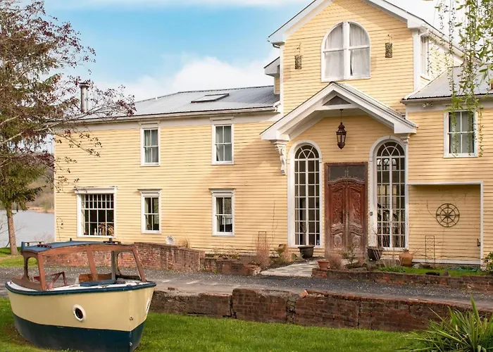 River House By Avantstay