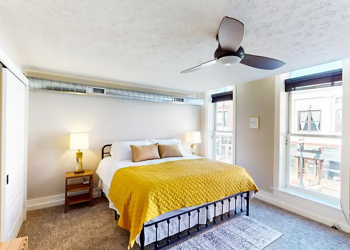 'Downtown Delight' W/ Patio! 1 Mi To Ball State