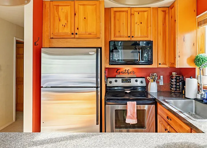 Riverfront Chalet Near Skiing, Lakes, Mtns & Leavenworth