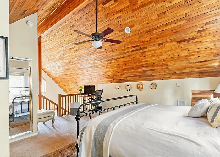Riverfront Chalet Near Skiing, Lakes, Mtns & Leavenworth