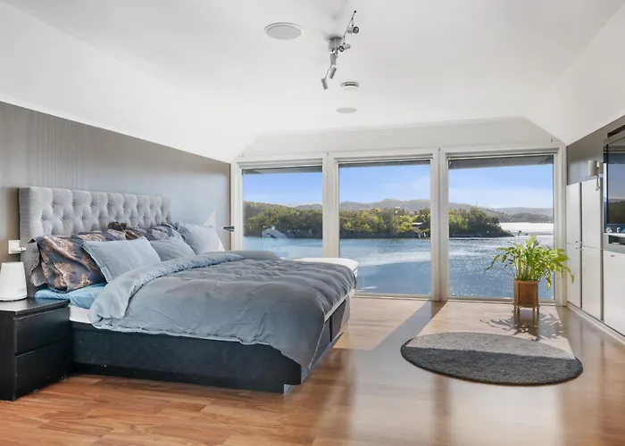 Beachfront Villa With Jacuzzi, Cinema & Canoe