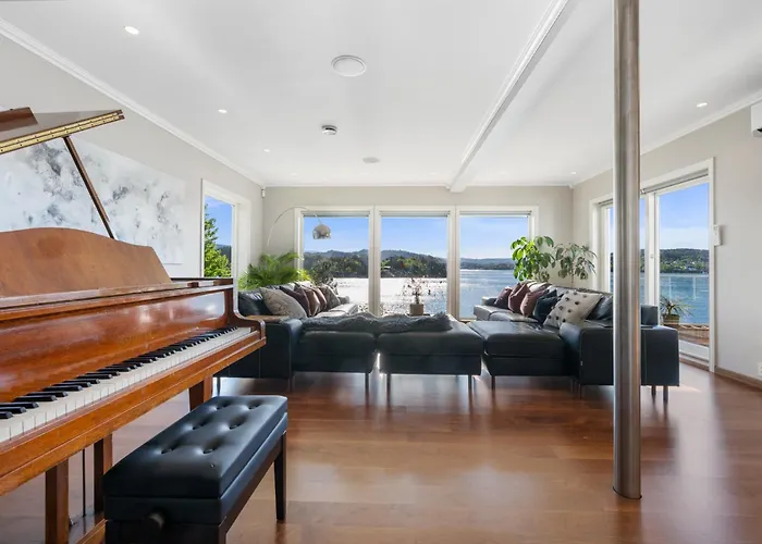 Beachfront Villa With Jacuzzi, Cinema & Canoe