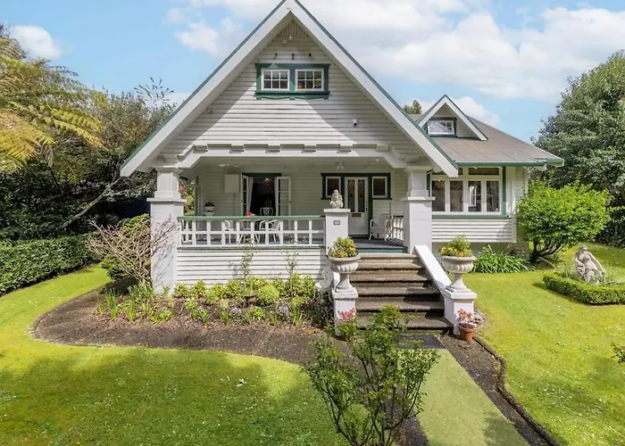 1920S Character Home & Private Garden Retreat