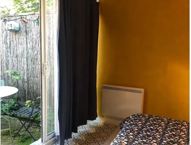 Grande chambre avec salle de bain privative