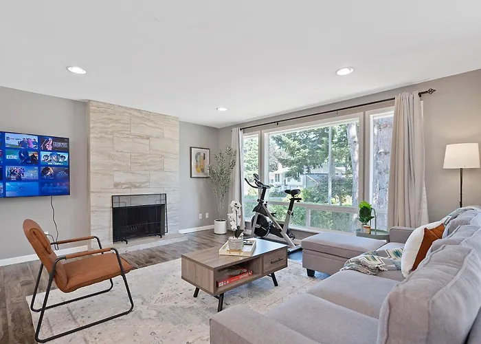 Chic Kirkland Home Overlooking Windsor Vista Park