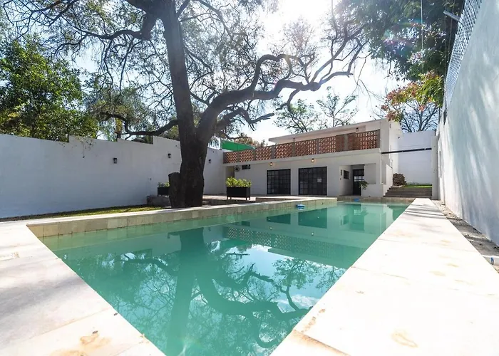 House With Heated Pool Parking & Wifi