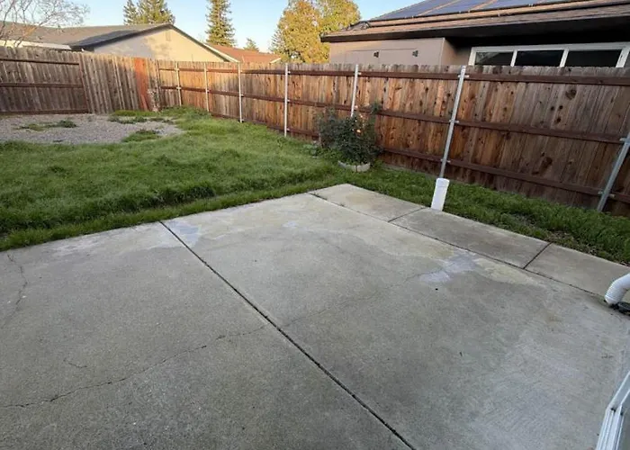 Spacious 4Br Family Home Free Parking, Fast Wifi, Near Galleria & Fountains