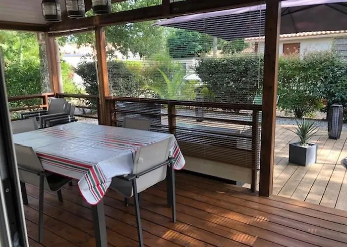 Les Flots dAZzURe –Chalet piscine loisirs