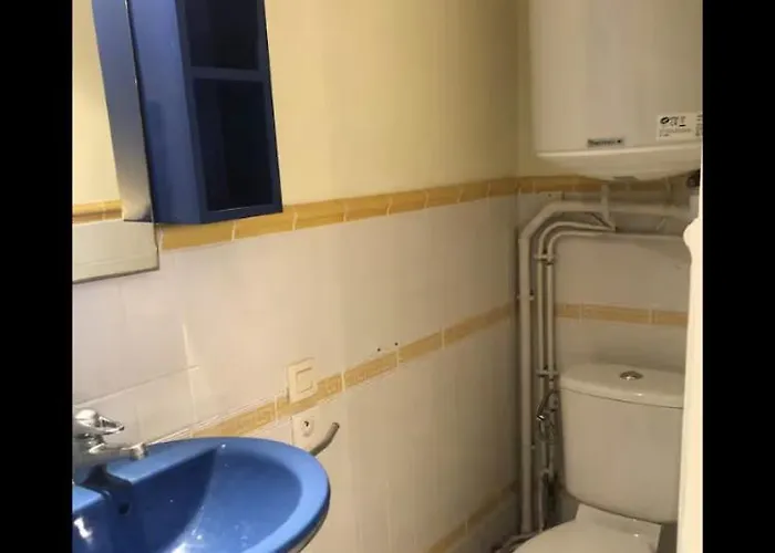 Grande chambre avec salle de bain privative