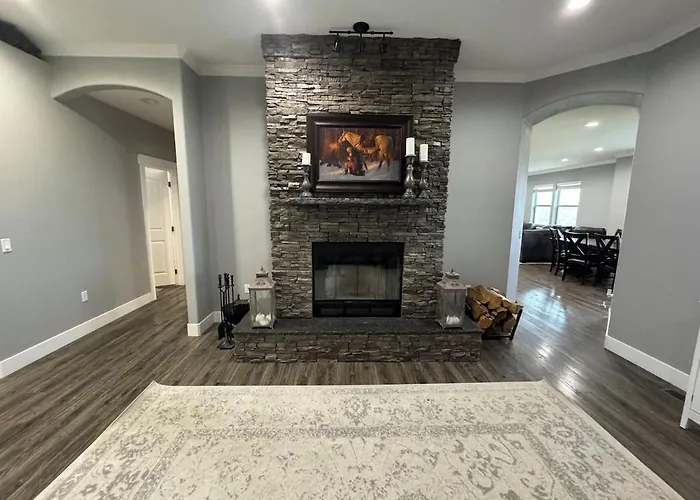 Peaceful 4 Bedroom House Near Lake Access