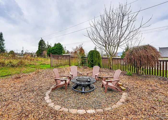 Near Ferry, Shops & Eats! Anacortes Townhome