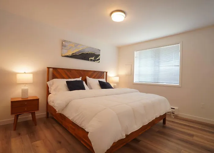 Cozy 2B1B 1 King 1 Queen• Remodeled• Wifi• Parking