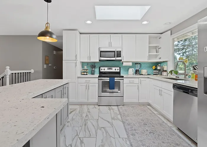 Chic Kirkland Home Overlooking Windsor Vista Park